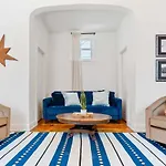 Stylish Retreat Walkable To Bars & Restaurants