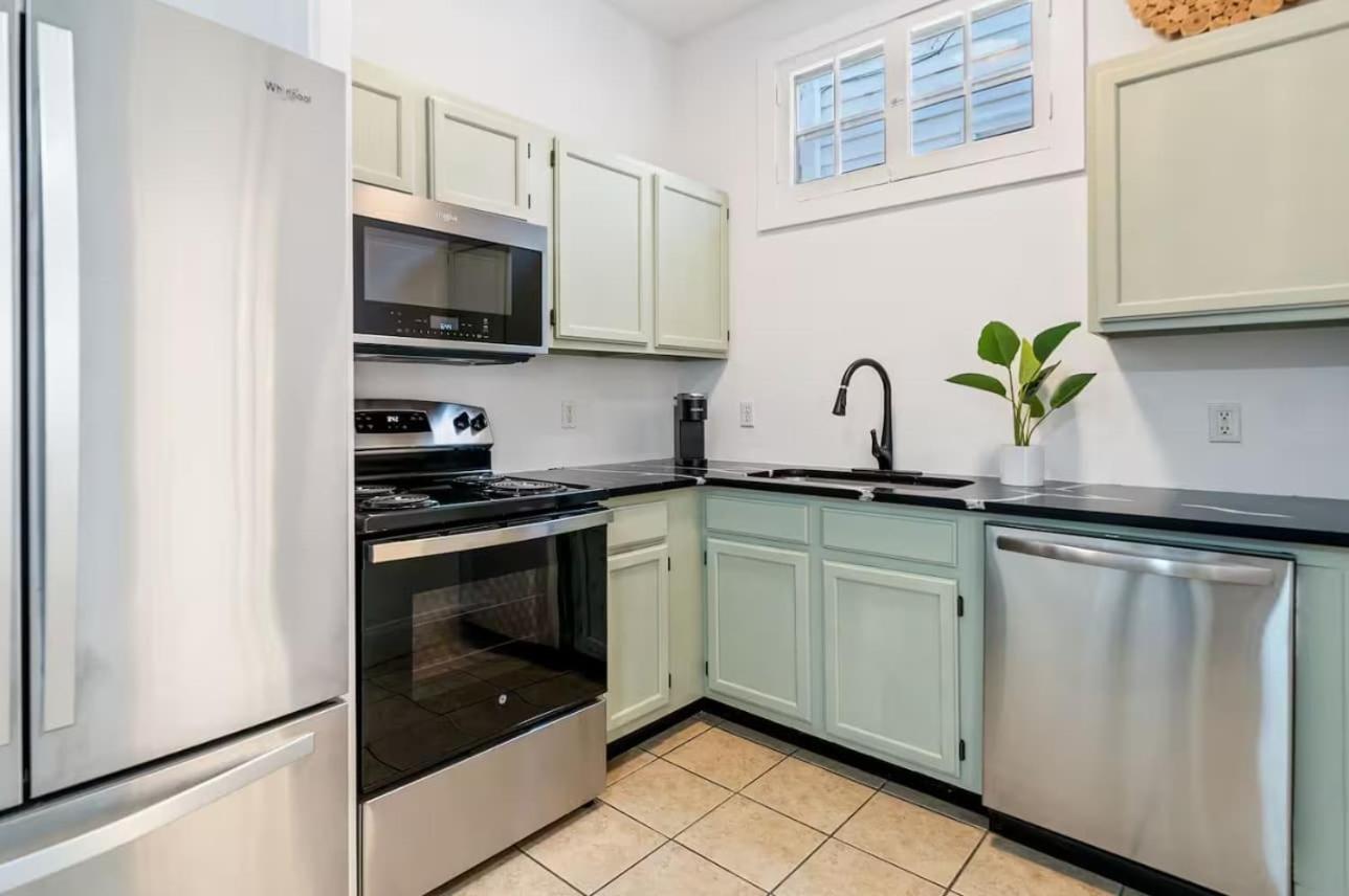 Stylish Retreat Walkable To Bars & Restaurants Holiday home