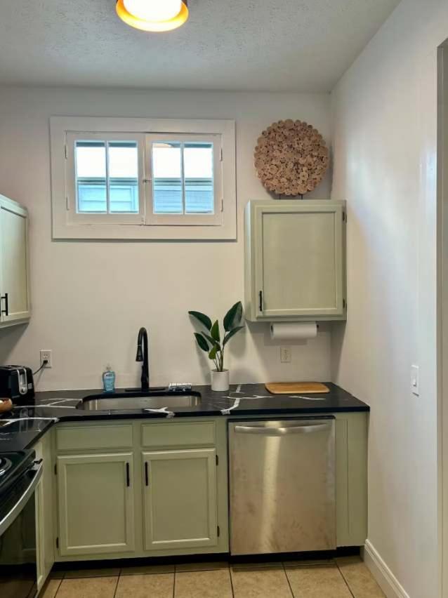 Stylish Retreat Walkable To Bars & Restaurants Holiday home *