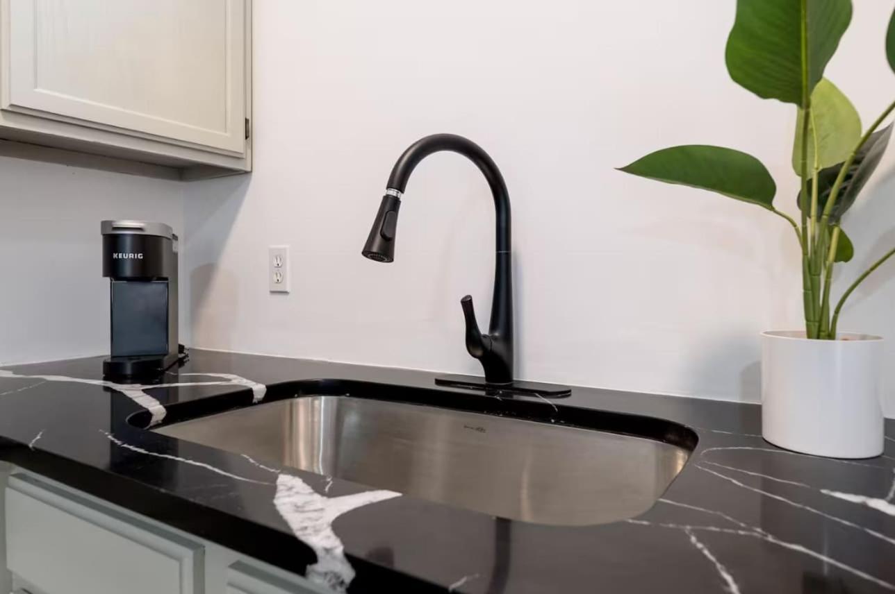 Stylish Retreat Walkable To Bars & Restaurants